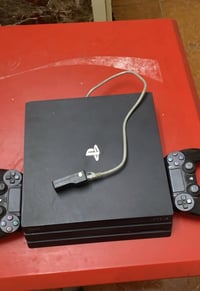 بلي ستيشن 4  برو مهكر مع جوستكات عدد 2 ونظف جداً السعر 350 رقمي للتواص...