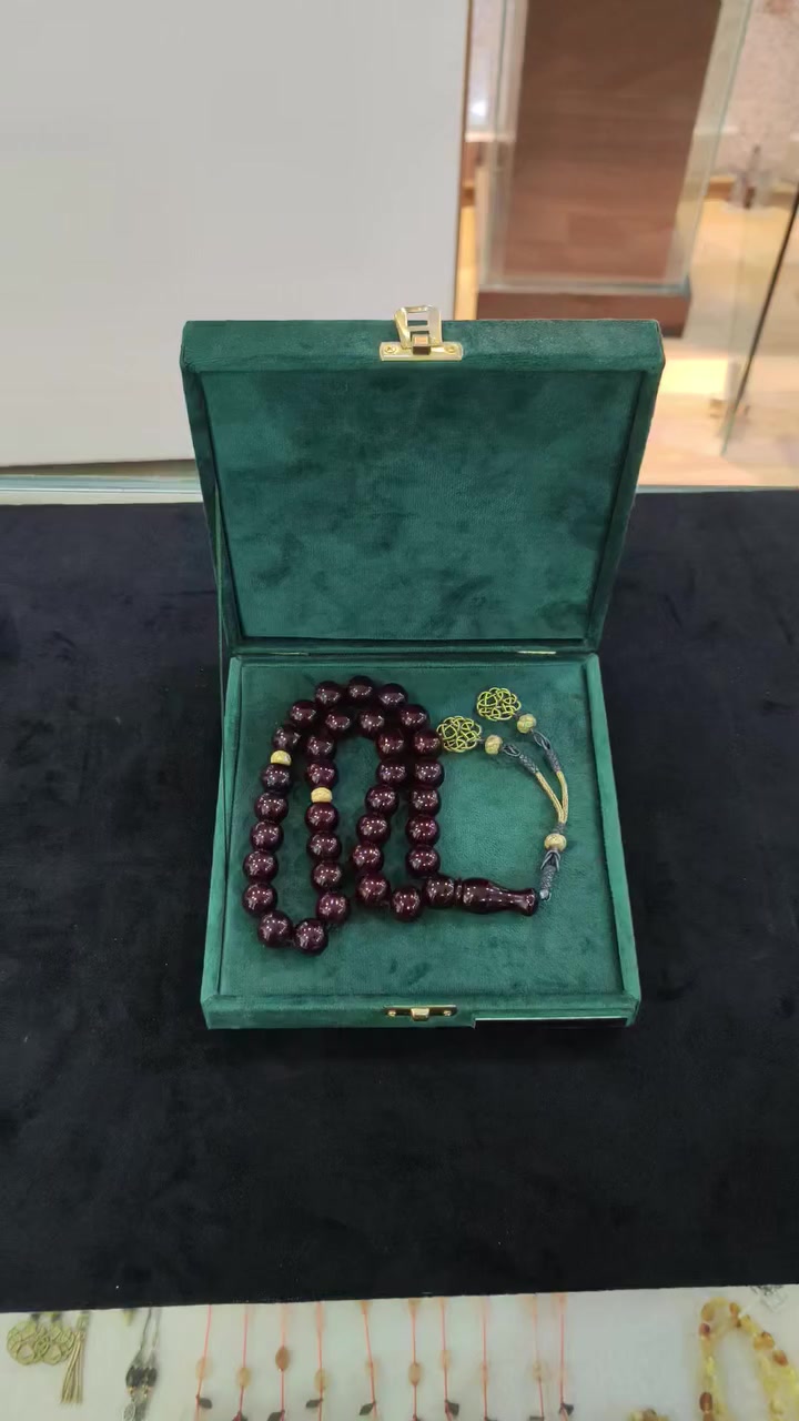 ساندولوس ألماني أصلي و قديم قديم جدا مع كركوشة طرابزون كزاز مطلي بماي الذهب عيار 22 إنها مخرطة جافة غير مصبوغة ومصنوعة يدويا على الإطلاق. إنها قطعة واحدة الآن موجود في ايليت كوليكشن للتواصل اضغط على علامه واتساب و نحن بخدمتكم


**إذا كنت صاحب هذا الإعلان وتريد حذفه لأي سبب، رجاءا أرسل رسالة إلى الدعم الفني**