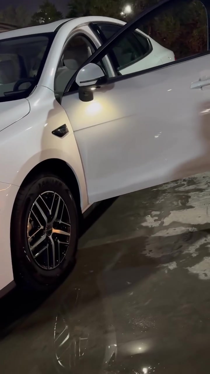 BYD
نوع سيل 5 الفول مواصفات 
ماشيه ع كهرباء 2000 ومكينه5000
المواصفات

فتحه
حساسات امامي+خلفي 
نقاط عمياء 
رادار امامي 
رادار جانبي 
رادار خلفي 
كامرات عدد11
تبريد قطعتين 
اوتو بارك بمعنى تطبك وحدها 
شاشه كبيره 
سياره ع وضع الشركه بعد بيها هواي مواصفات معروفه 
غير متواجد ع فيس 
متوفر واتساب راسلني وتدلل 
*********** 
عنوان كوت
