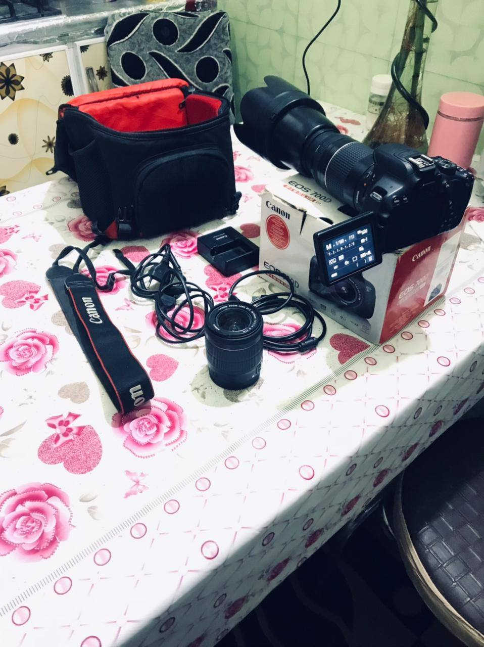 كامره للبيع خاص او اتصل ***********
📷 Canon EOS 700D
ويّا عدسة EF-S 18-55mm IS STM
🔹 مواصفات الكامرة:
🔸 الدقة: 18 ميگابكسل (حساس APS-C)
🔸 معالج: DIGIC 5
🔸 ISO: من 100 إلى 12800 (يوصل 25600)
🔸 تصوير متتابع: 5 صور بالثانية
🔸 نقاط فوكس: 9 نقاط (كلها كروس)
🔸 شاشة: 3 إنج لمس، متحركة بالكامل (تقلب)
🔸 فيديو: Full HD 1080p
🔸 فلاش مدمج
🔸 تخزين: SD كارت
🔹 مواصفات العدسة (18-55mm STM):
🔸 مناسبة تصوير عام (ناس، طبيعة، فيديو)
🔸 بيها مثبت اهتزاز IS
🔸 تركيز هادئ وسلس للفيديو (STM)
