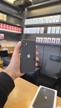 I phone 11 جهاز حلو مكفول من كلشي بطاريه ٨٠  للتواصل ٠٧٨٢٩٨١٤٣٤٥