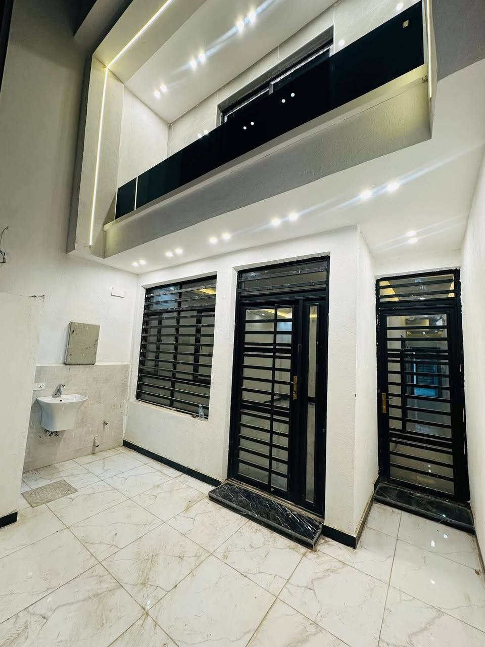 السلام عليكم 
دار مساحه 100 متر للبيع 
وجه 5 نزال 20 
طابو ملك صرف 
يحتوي على 
كراج و مدخلين و صاله و مطبخ و غرفه نوم وخدمات 

الطابق الثاني يحتوي على غرفتين نوم و خدمات و سطح 
الموقع الدوره ابو دشير قرب مستوصف التحدي 
الاستفسار الاتصال على الرقم
***********
***********
