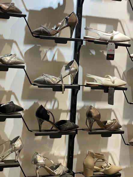 احذيه ماركه نسائي رجالي  ابيع شلعه وحده مصار شهر من فتحت المحل  وريد هسه اعزله الي يحب يجي ياخذهن  فوك. 300زوج  ***********
