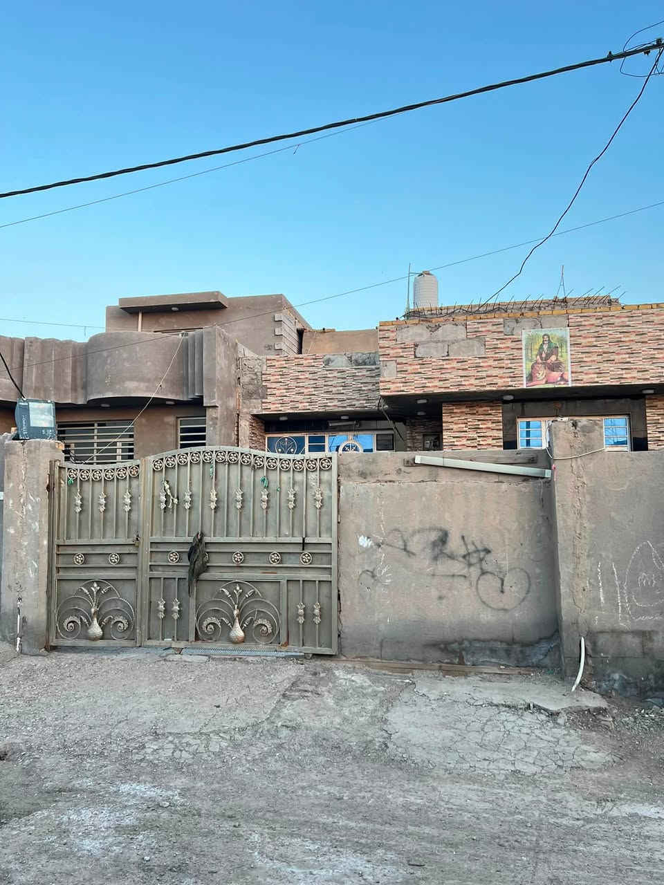 سلام عليكم بيت مساحه ٢٠٠ متر طابقين مكان حي الحكيم قرب مجسر الحاولي رقم ***********
