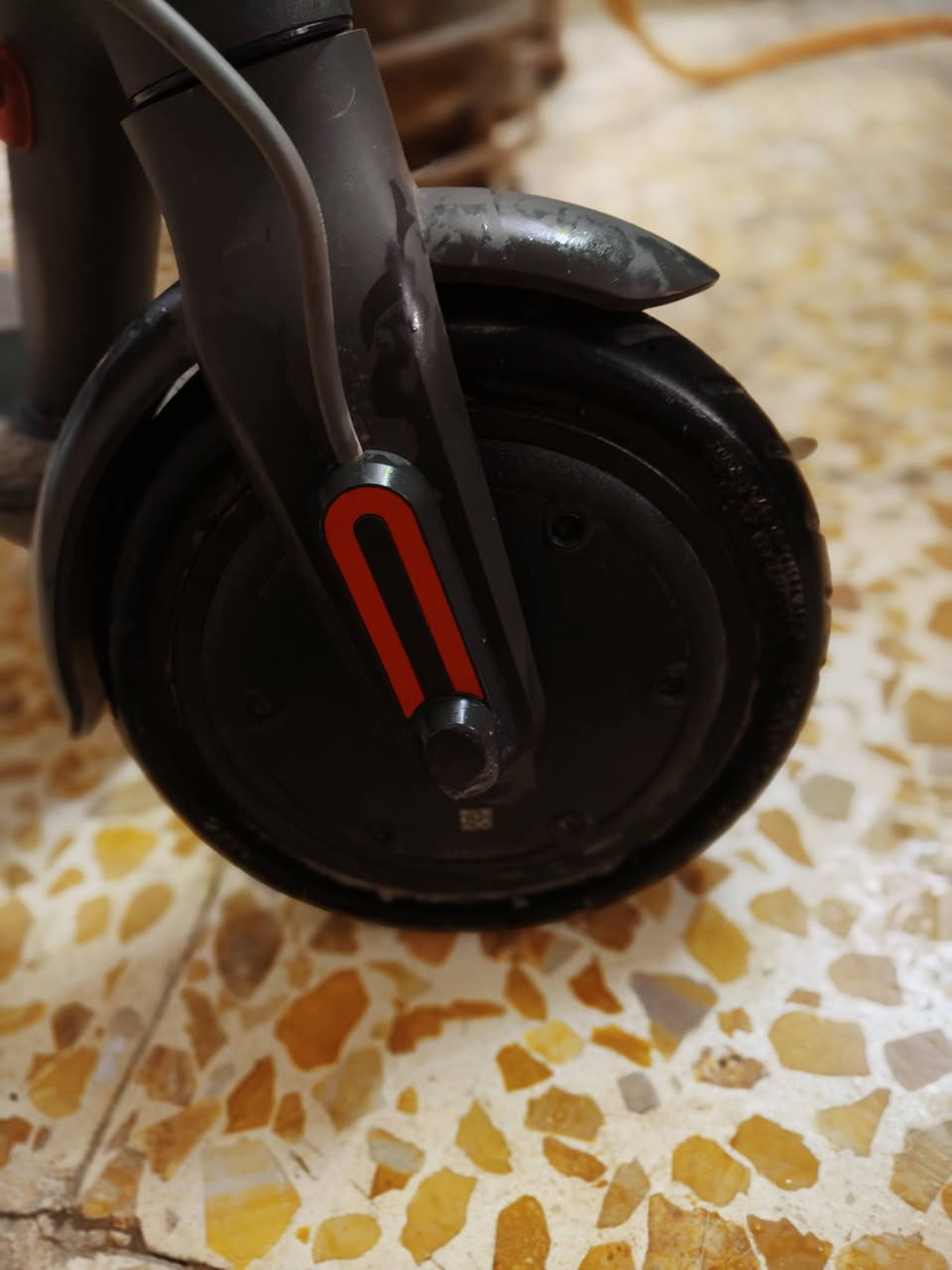 سلام عليكم سكوتر شاومي للبيع نسخة Electric سعره 200 الف
المواصفات 
شاشة LED
يربط على الهاتف في تطبيق شاومي هوم
جرص
معاه شاحنته الأصلية
لايت امامي خلفي
كسارات لون وردي هدية
بنجر تاير الخلفي
مكاني بغداد  
***********
