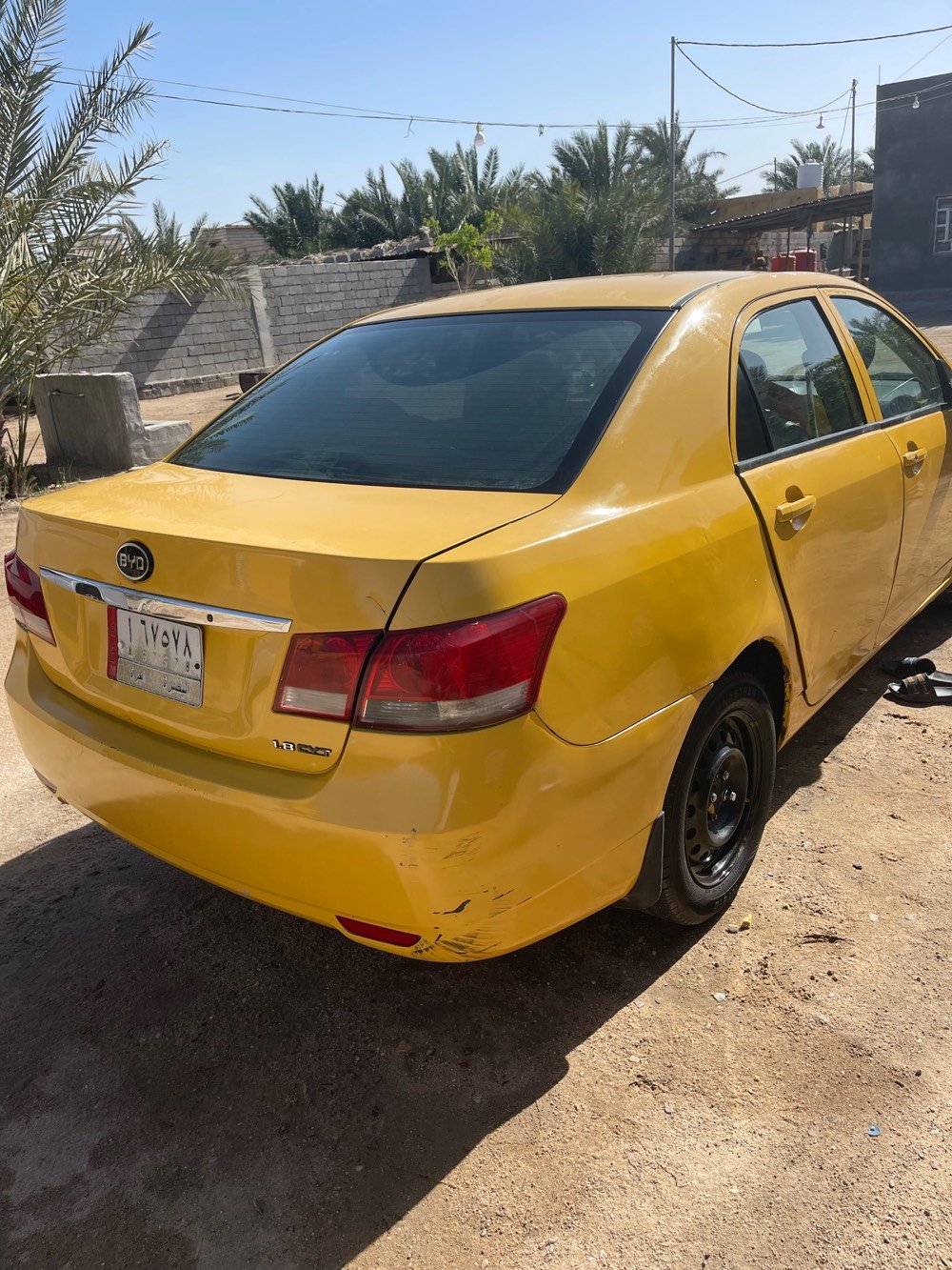 السيارة نوع BYD لونها أصفر، بحالة جيدة، مناسبة للاستخدام اليومي. تحتاج إلى بعض الإصلاحات البسيطة في البودي كما هو ظاهر في الصور. السعر منافس.
