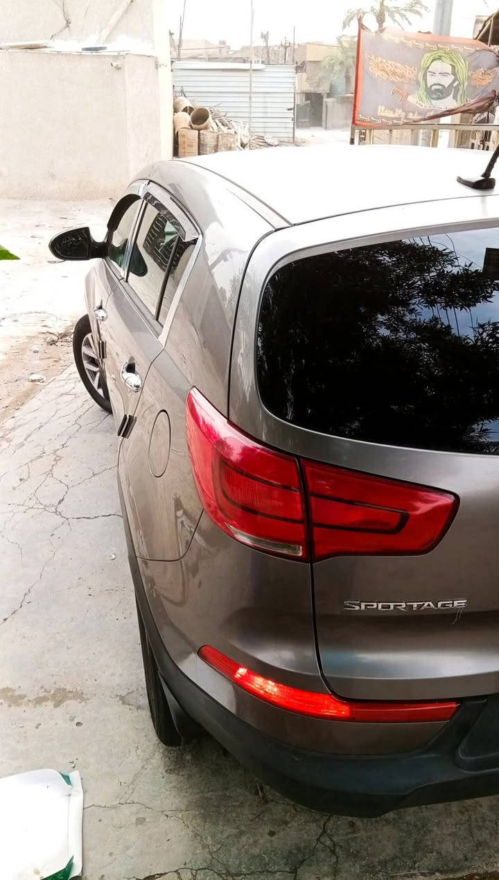 السلام عليكم سبورتج
موديل 2015
حادثهه بمريكه قطعتين بيبان العكس السايق 
كير مكينه خير من الله جاهز من كلشي 
تخم تاير جديد  
تحكم استيرن 
ويل كروم 
رقم سليمانيه سنويه بسمي تحويل ثاني يوم 
مكان السياره بغداد العبيدي 
رقمي*********** 
السعر 140 وبيهه مجال الطيبين
