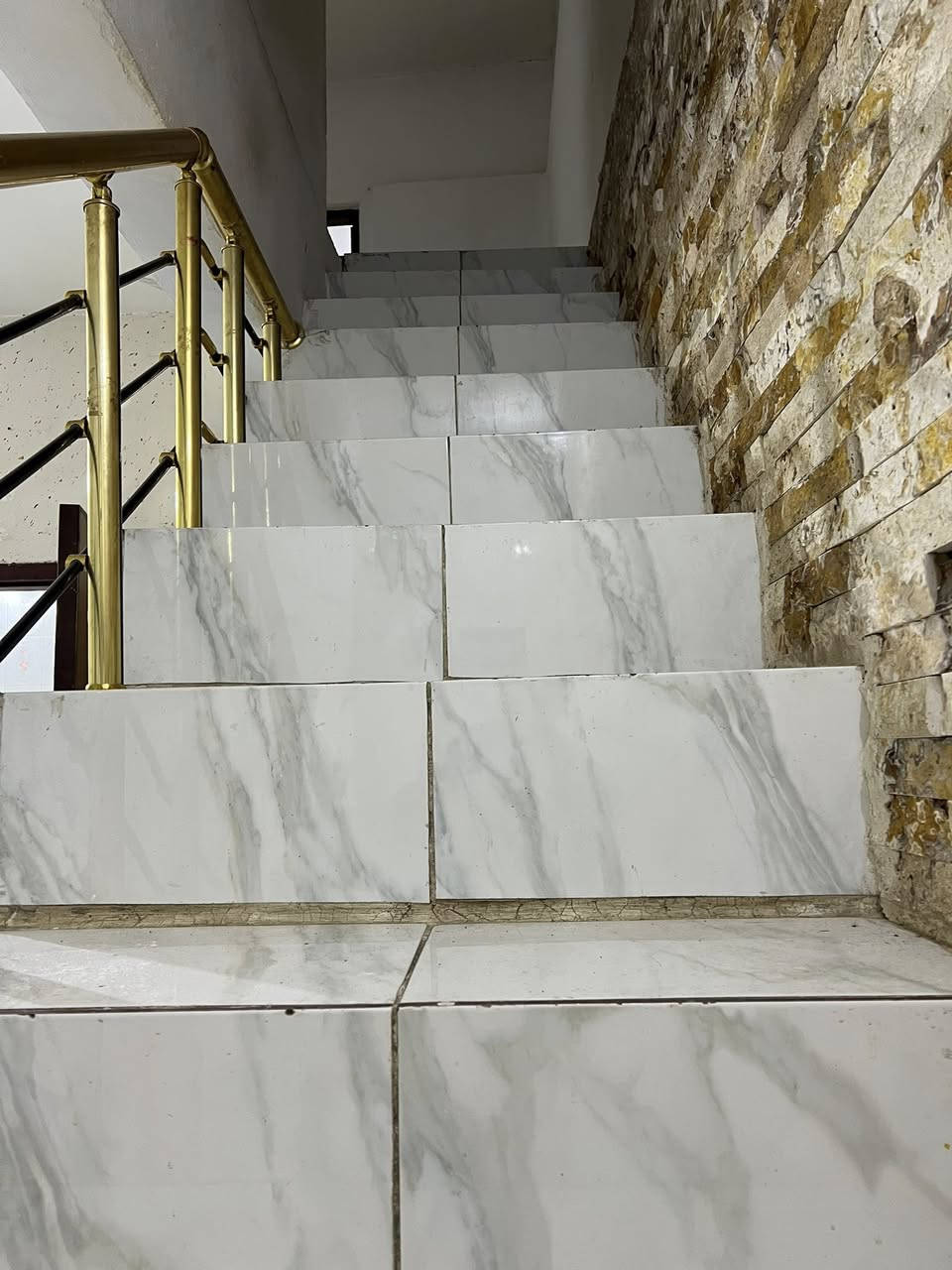 دار للبيع مساحة 100 متر طابقين موقعة بداية منطقة شفتة للاستفسار ***********
