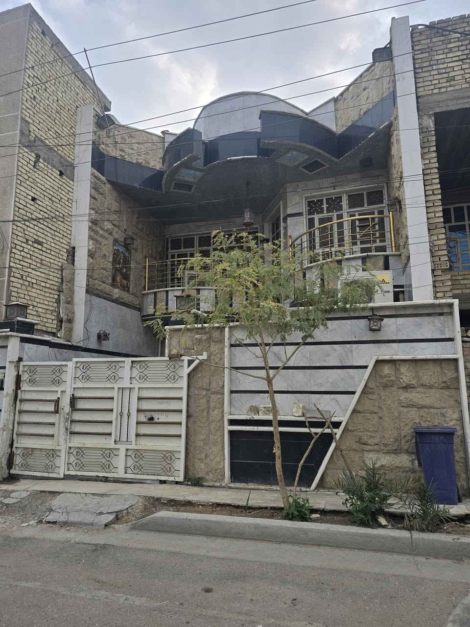 للبيع
بغداد البلديات شارع الكهرباء قرب الجسر الي يذهب إلى زيونه مساحته  150 متر 
3 طوابق قريب على الشارع العام الرئيسي 
بيت جاهز من جميع النواحي  
***********
