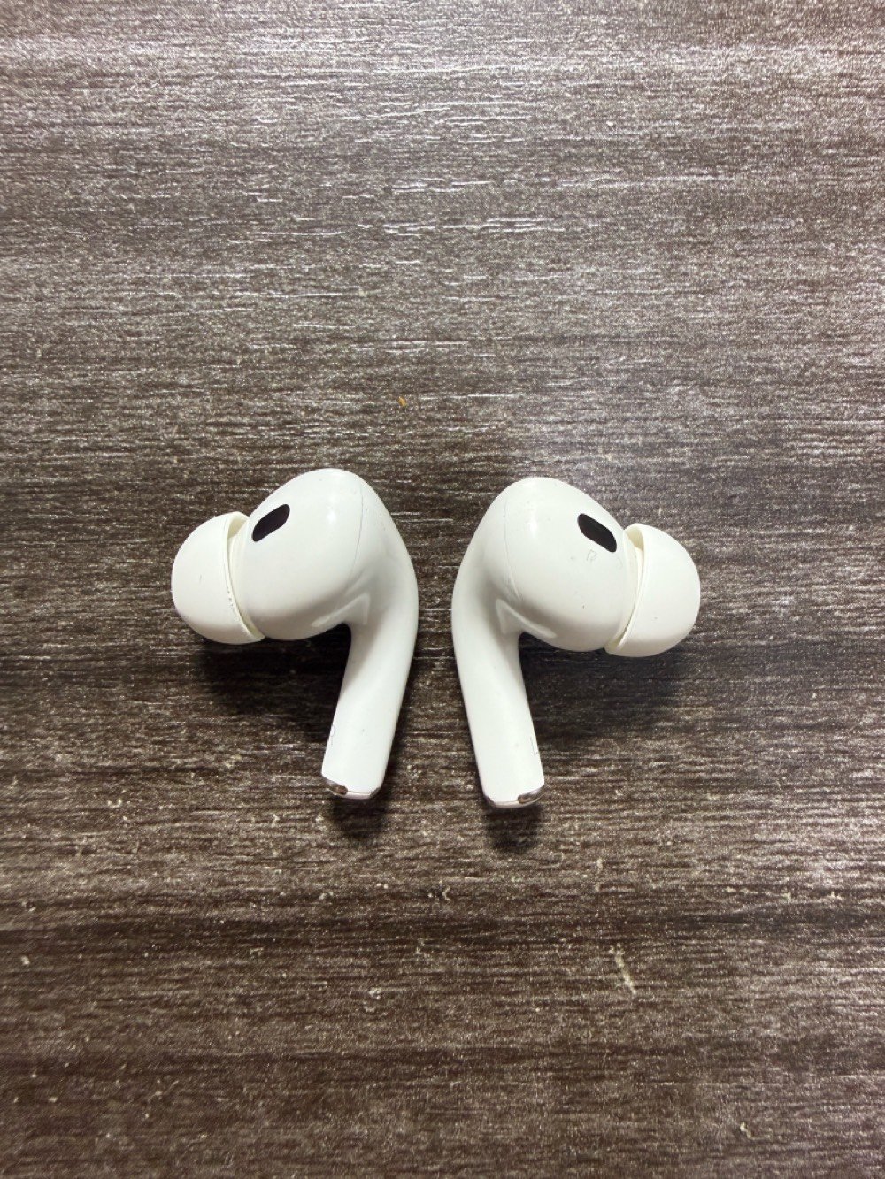 السلام عليكم سماعات ايربود برو جيل ثاني بدون كيس فقط سماعات تك يمنة وتك يسرة  جان منفذ العلبة ايفون مو تايب سي نضيفات حييل مكاني بغداد متواجد هنا و*********** وتساب السعر 100 وبيهن مجال بسيط 