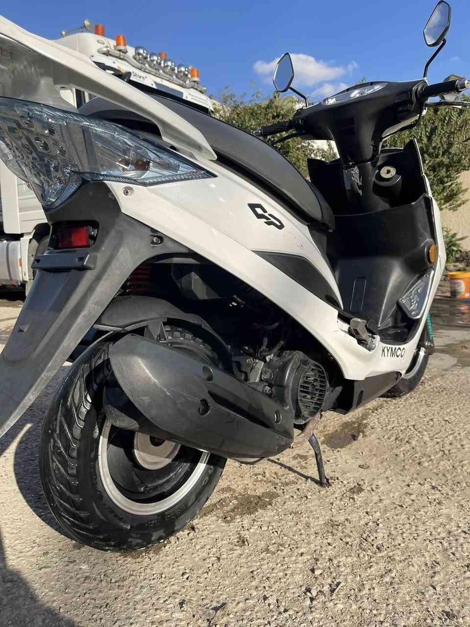 سلام عليكم دراجه كامكو (JR) الدراجه خير من الله نازله من الرمبه صار. شهرين موديل ٢٠ ياباني حجم المحرك ١٢٥ الشراي يتصل *********** عنواني ديالى
