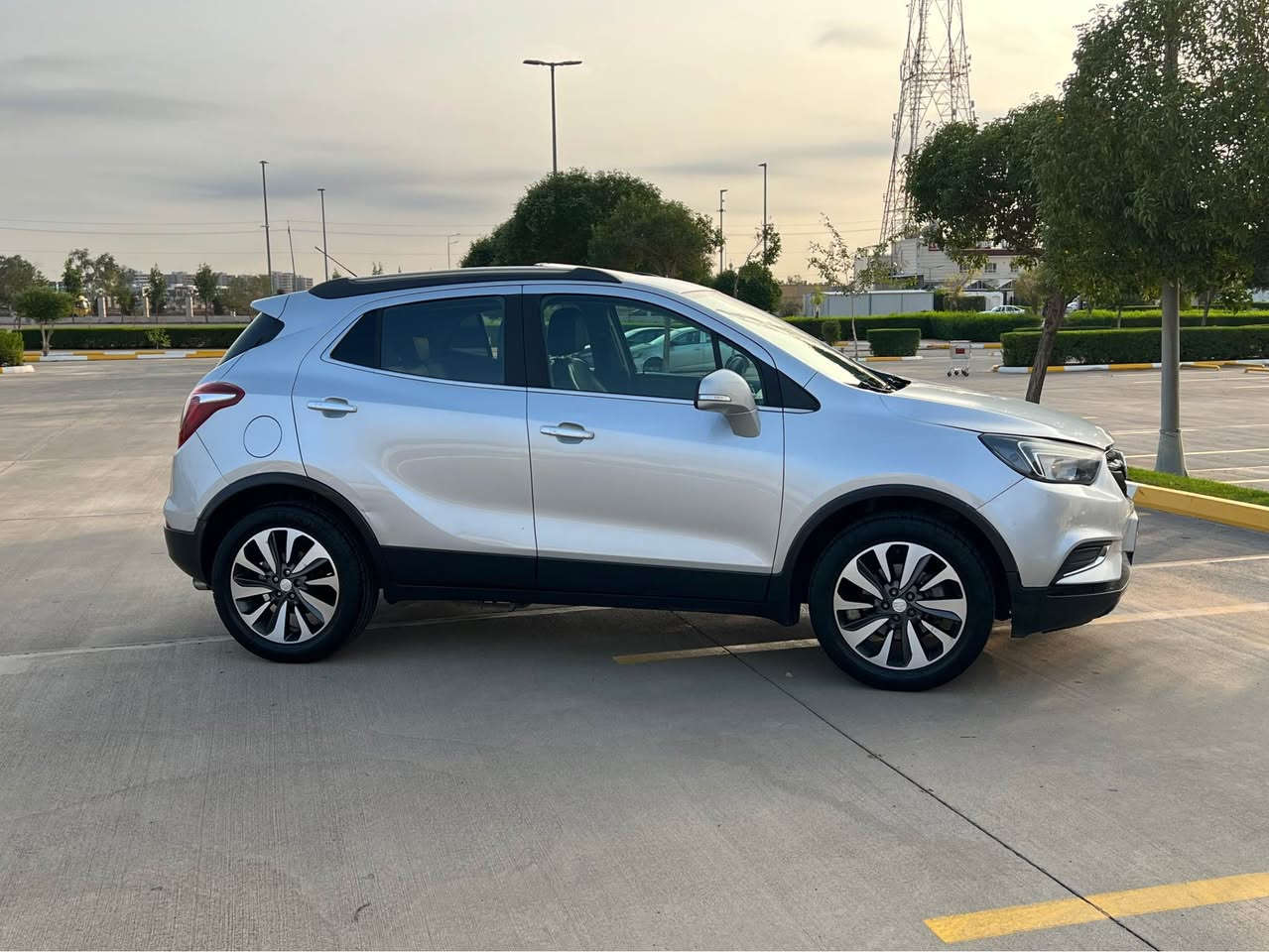 السلام عليكم 
السعر فقط 89📍ورقه فقط ومجال
للبيع فقط بدون مراوس بيوك امريكي موديل 2018 محرك 4 سلندر توربو السياره 5 راكب وفول فول مواصفات 1/1 السياره گير محرك تبريد شرط طخم تايرات جدد تحويل وغرامات شرط السياره ماشيه 120 الف كيلو وبيها قطعتين ونص صبغ  بدون دواخل شواصي وايرباكات مكفوله والسونار موجود جديد سياره جاهزه وحلوه دينار مصرف مابيها السعر فقط 89 ورقه ومجال وعليها 300$ دولار غرامه ينزل من السعر مكان السياره اربيل للتواصل الاتصال
***********- بي واتساب
***********- بي واتساب
*********** أربيل, العراق
