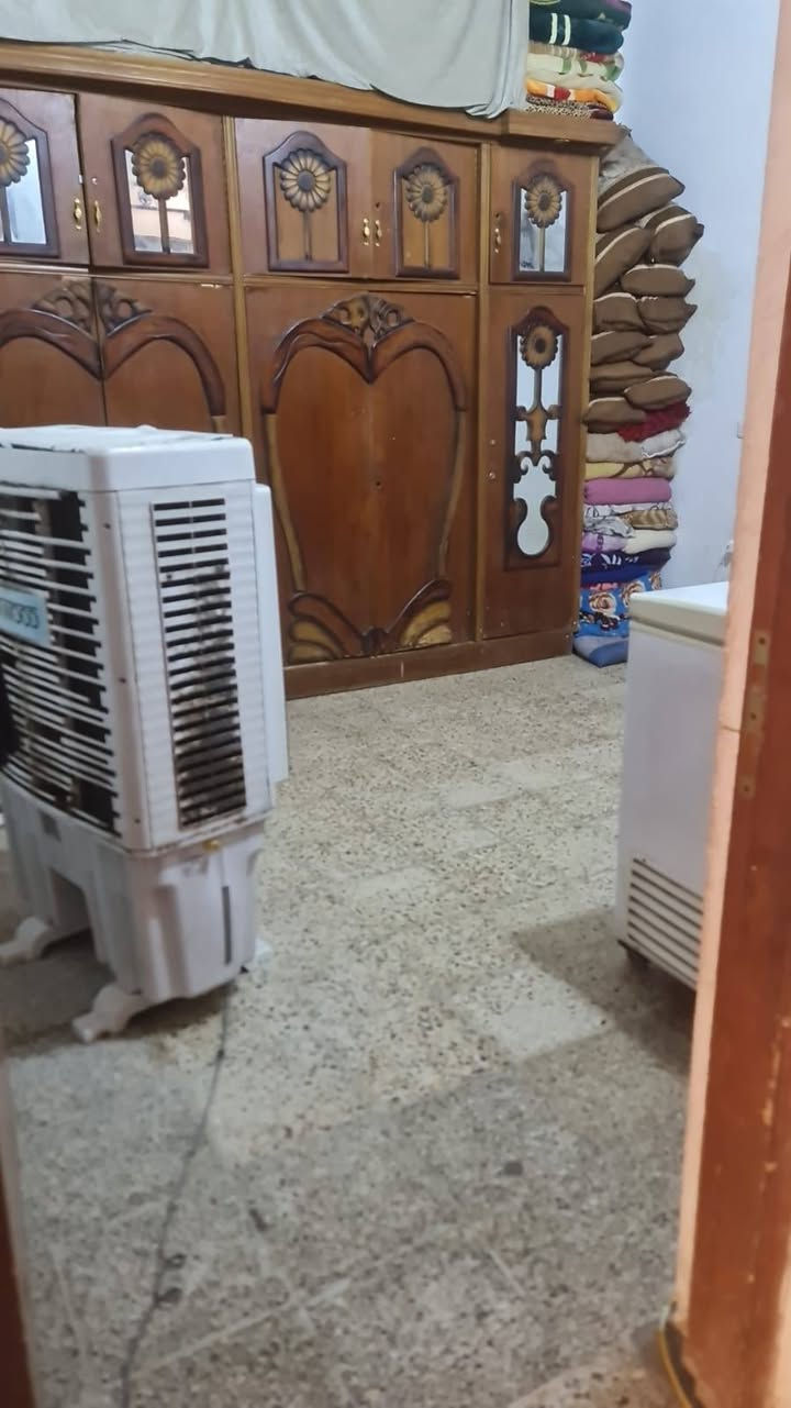السلام عليكم بيت المساحه 250 متر بي غرفتين وصاله جبيره مناور ثنين واحد مطبخ حار غرف ثنين صاله جبيره استقبال 7×5 كراج يصير قطعه وحده طابق واحد مكانه البلديات ملحق المعسكر خدمات جديده ماء جديد وداخل للمنطقه تبليط وخدمات *********** سعر80
