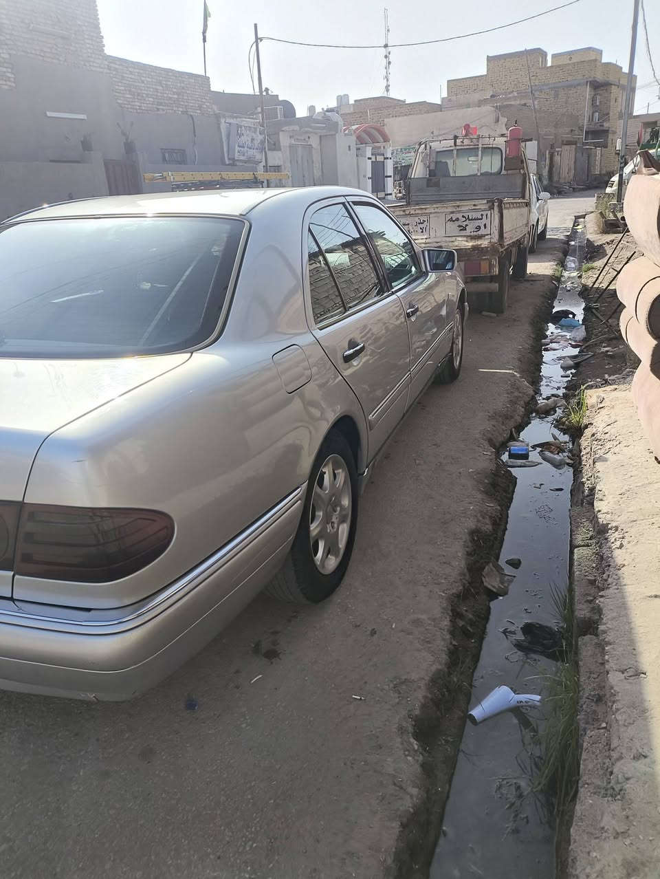 سلام عليكم 
للبيع فقط مارسدس ام عيون موديل 98 فئة افنكارد
السياره بلاديه
فول مواصفات
فتحه +برده خلفيه + جام كهربائي اوتو لايت المكينه خراطيم 3000 لا تنقص ولا تبخر تخم تاير جديد صار شهر من شديته 
رقمها ذي قار انكليزي 
سنويه لغاية 2030 شهر الخامس 
السعر 90 ومجال قليل 
العنوان ذي قار قضاء الرفاعي 
***********

