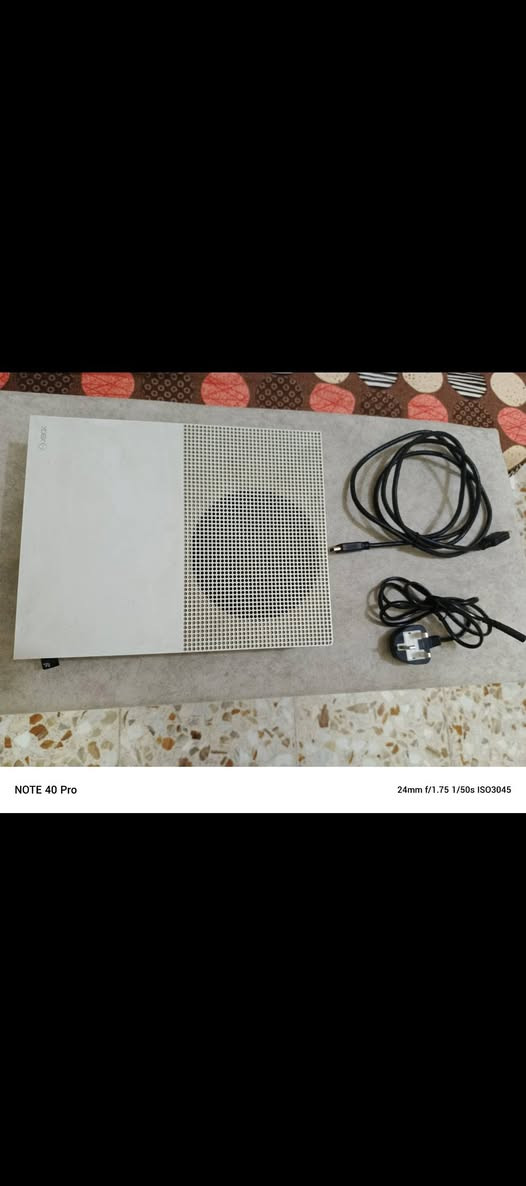 سلام عليكم إكس بوكس ون اس للبيع ذاكره ٥٠٠ كيكا شغال ونضيف ويا ملحقاته وجوستك واحد سعره ١٦٠ مكاني بغداد رقمي   ‏‪***********‬‏
