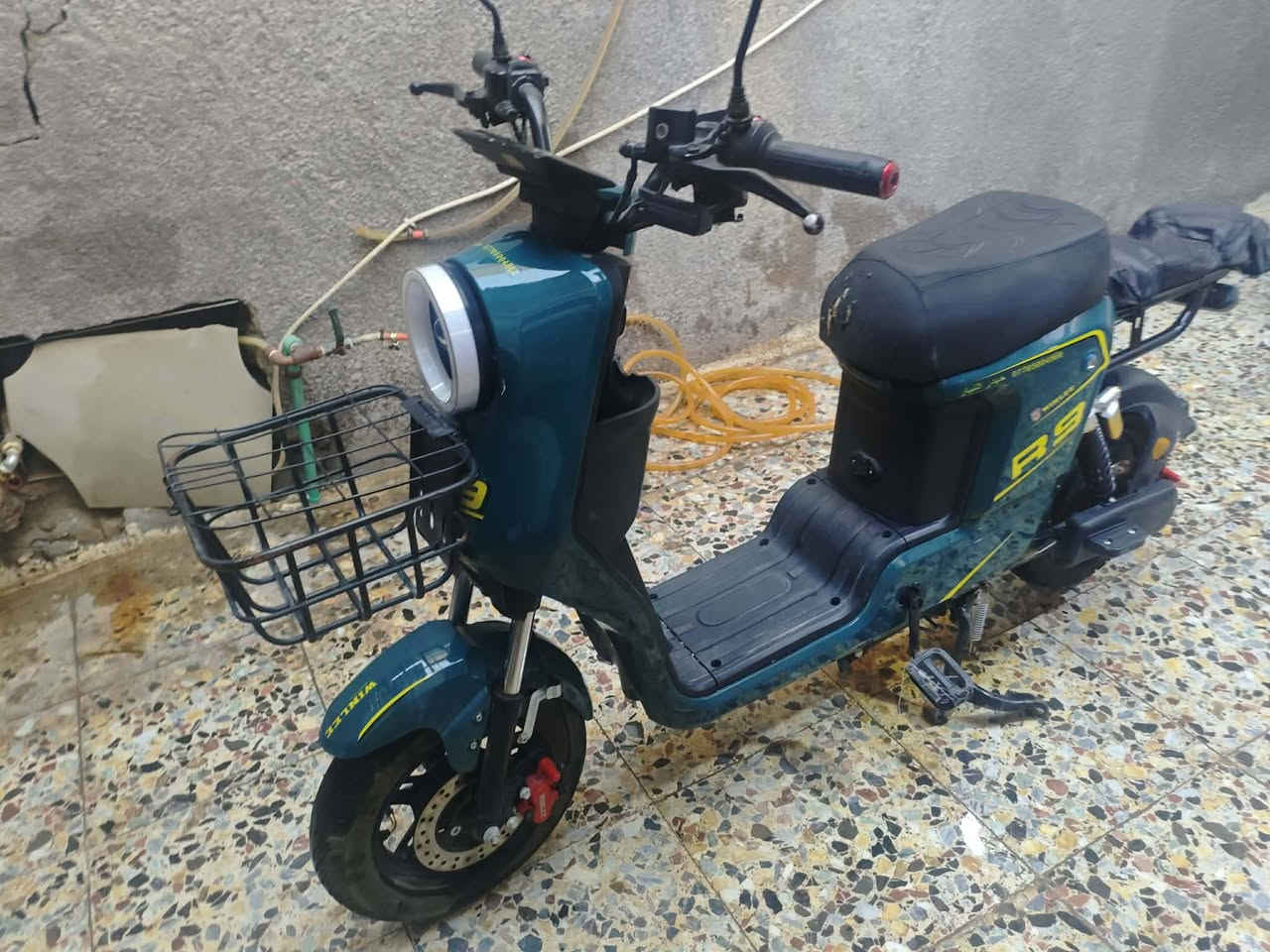 دراجه شحن r9
للبيع نقص بطاريات 
سعر 200 
تواصل👇🏻
 ***********
