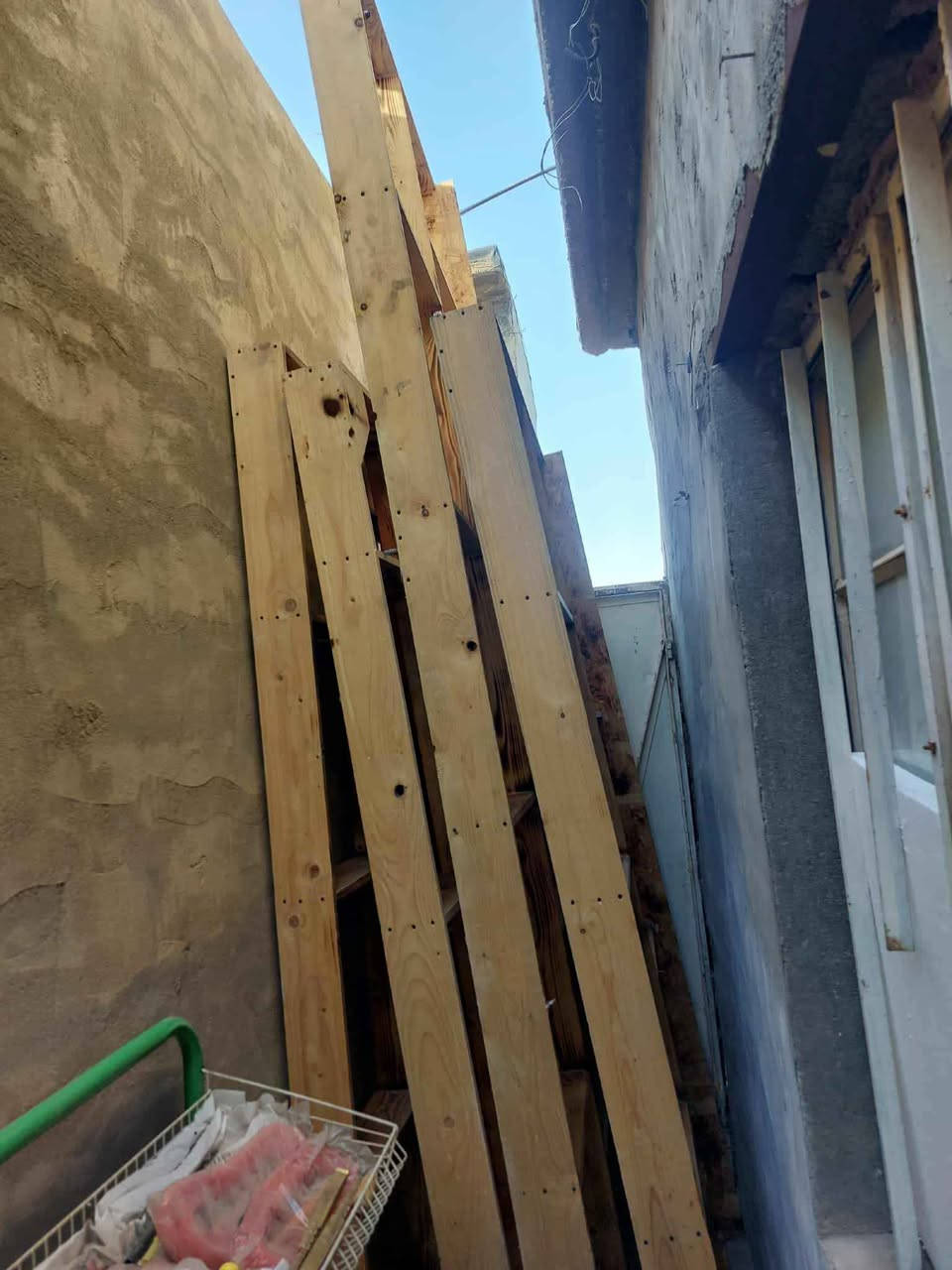 رفوف خشبية جدارية للبيع، تصميم جميل ومرتب، مناسبة للمحل أو البيت أو أي مكان يحتاج عرض وتنظيم بشكل أنيق.
الرفوف بحالة جيدة، حجمها كبير وتوفر مساحة ممتازة للعرض والترتيب، وتناسب الديكور الحديث والكلاسيكي.

المعروض هو الرفوف فقط بدون أي أغراض أو محتويات ظاهرة في الصور.

السعر: 300,000 دينار وبيه مجال للجادين.

للاستفسار أو المعاينة يرجى المراسلة على الخاص. خناقين, ديالى


**إذا كنت صاحب هذا الإعلان وتريد حذفه لأي سبب، رجاءا أرسل رسالة إلى الدعم الفني**