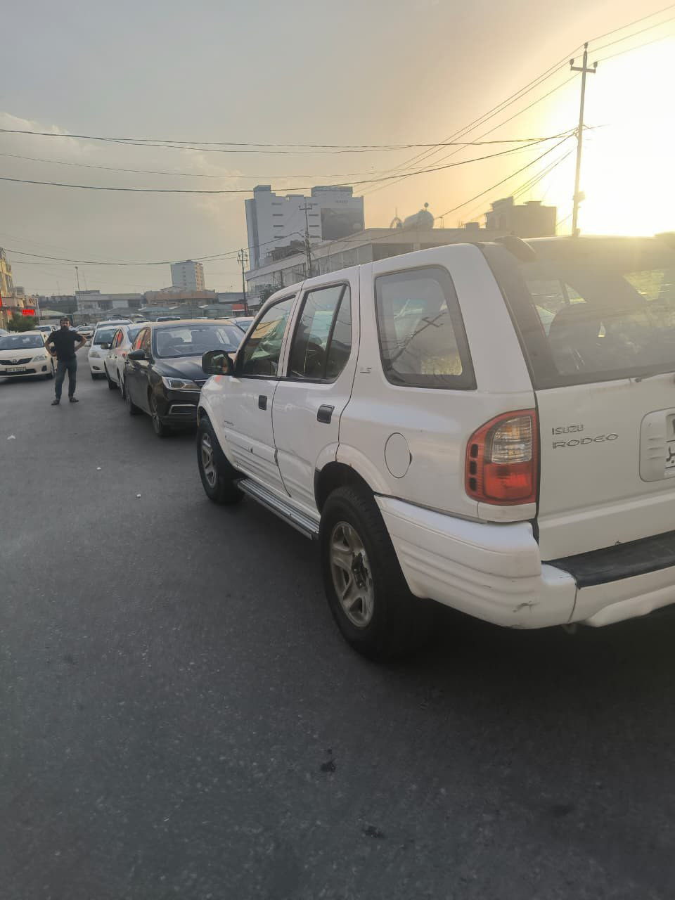 سلام عليكم لبيع سياره جيب ازوزه سياره كير مكينه مال بطه فيفيتي مكفوله من ضربه رقم جديد بسمنه العنوان بصره ٥ميل رقم الهاتف
 ‭٠٧٧١ ٩٠٠ ٤٦٦٦‬  السعر ٥٠بيهً مجال
