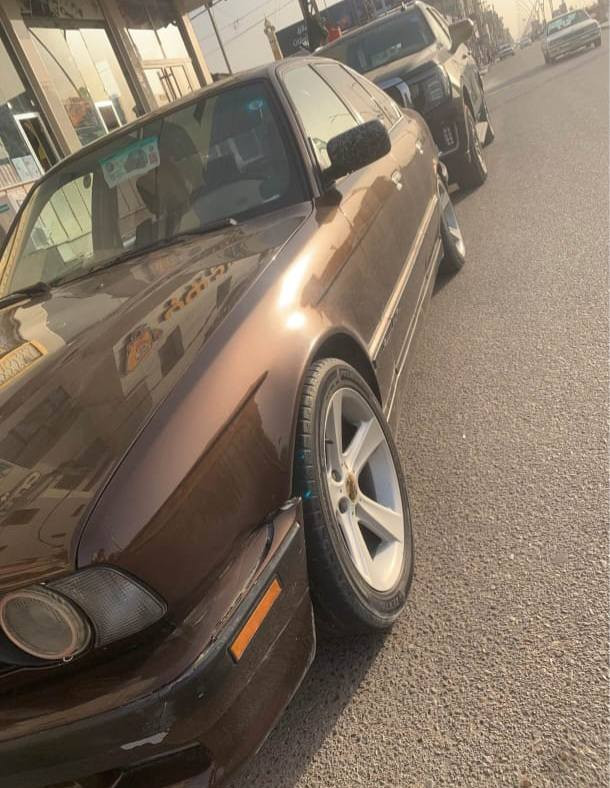 السلام عليكم
Bmw 525i 1993 كير عادي
السيارة اصل 535 اوتو 
اربع مري كهرباء ، ويل هامان ، السيارة منصاية و كاعدة كعدة تخبل 
المكينة ادامة كاملة 
السيارة نشطة و تشك الكاع
السيارة رقم ديالى باسم ولد من بغداد و جاهز للتحويل باسرع وقت
مصبوغة عام جمالية ، بيها بس بالداير الخلفي للجاملغات حادث خفيف 
السعر 59 ورقة و بيها مجال للشراي 
مكاني بصرة جنينة 
***********
