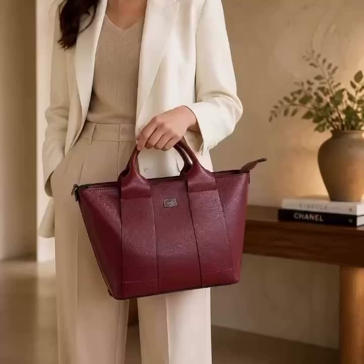 حقيبه نسائية تركيه.👜👛👛 

فخامة التصميم التركي، بألوان تناسب كل إطلالاتك! 💼✨
تميزي بنعومة الجلد وجودة الصنع التي تليق بكِ. متوفرة الآن بتشكيلة ألوان ساحرة.👜👜 

متوفر بمول روزه الطابق الثاني قسم الكوزمتك 

العنوان 📍 الدوره شارع أبوطياره 

متوفر لدينا خدمة  توصيل 🚗

***********. 

  #حقيبه  #تركيه #نسائية#اكسبلور_ضيفونا #جذاب #اصلي #صوري #تناسب_اندام #الاذواق_والالوان #كسبلورر #كيوت #اكسبلورر #
