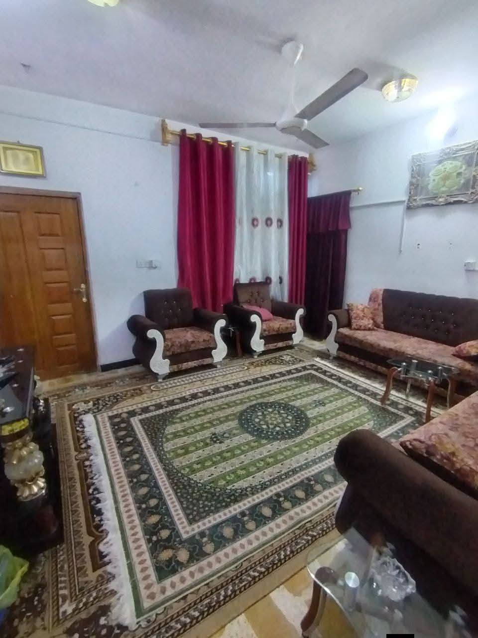 السلام عليكم. 

بيت للبيع.  

بناء بلوك 

زراعي 25

خدمات كامله: مجاري ومي وكهرباء ومدرسة ابتدائية قريبة

طابقين

الطابق الاول يتكون من حديقه كبيره + كراج + كليدور + هول + استقبال + مطبخ حار وبارد + غرفة نوم وحده
 + ترك + صحيات مشتركه. 

الطابق الثاني يتكون من غرفتين نوم + صاله كبيره + مطبخ حار وبارد + صحيات مشتركة + بلاكون

العنوان المدائن منطقة الجعاره مقابل مطعم ديوان المدائن

***********

السعر 130 وبي مجال
