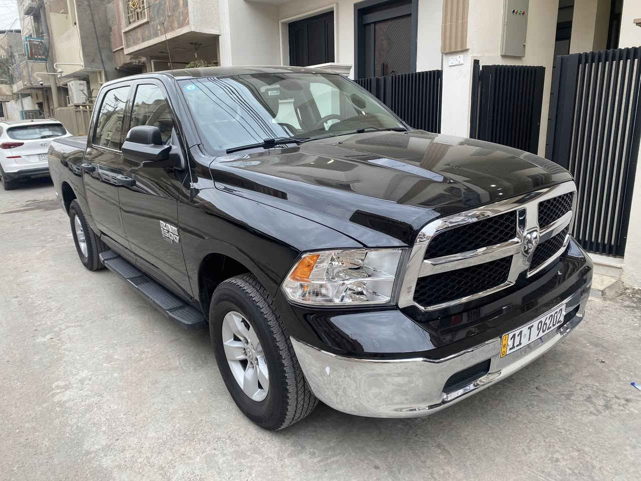 دودج رام 2023 كلاسيك 6 سلندر
مواصفات اعتيادية كلاسيك ماشية 38 الف ميل
مغلفة ppf بلكامل 
رقم بغداد باسمي حادث جداً بسيط بلجاملغ الامامي جهة السائق بدون ايرباك صور الحادث موجودة
سيارة جديدة وترايهة ناعم
السعر المطلوب 22,500 دولار
المكان بغداد حي القاهرة قرب جامع النداء
***********
