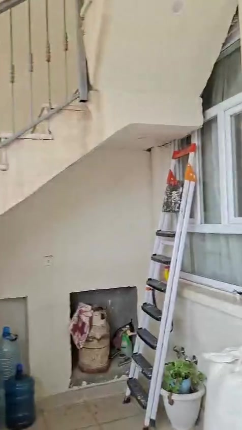 🏡 دار للبيع - البكرية

📍 الموقع: البكرية، مقابل نادي الفروسية، وقريب من شارع البصرة بمسافة 100 متر فقط.

🔹 المساحة: 100 متر مربع
🔹 الواجهة: 5 متر
🔹 النزال: 20 متر
🔹 عرض الشارع: 15 متر
🔹 ارتفاع البناء: 3.10 متر
🔹 سنة البناء: 2024 - بناء جديد

🏠 مواصفات الدار:

* صالة واحدة
* 6 غرف نوم
* 3 خدمات
* مطبخان
* درج خارجي

✅ بناء حديث وتشطيب جديد.
✅ موقع مميز قريب من الشارع الرئيسي والخدمات.
✅ مناسب للسكن العائلي أو للاستثمار.

📞 للاستفسار والمعاينة:
الجبوري للعقار
***********
