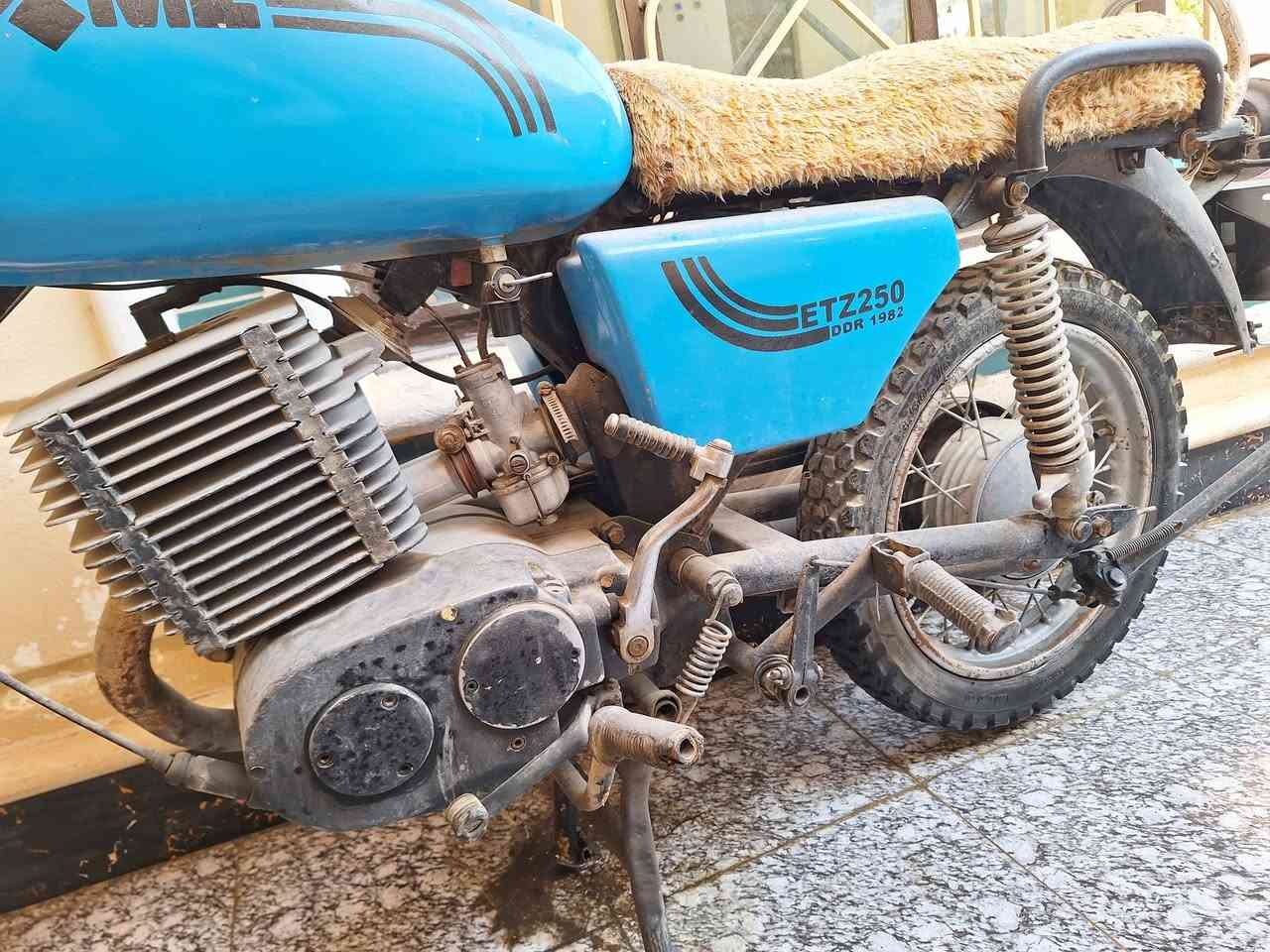 السلام عليكم. 
للبيع دراجة MZ موديل 1982 بدون 
محرك اسود والدراجه شغاله وجاهزه .
السعر 850.000.
للاستفسار اكثر الاتصال على الرقم ***********
