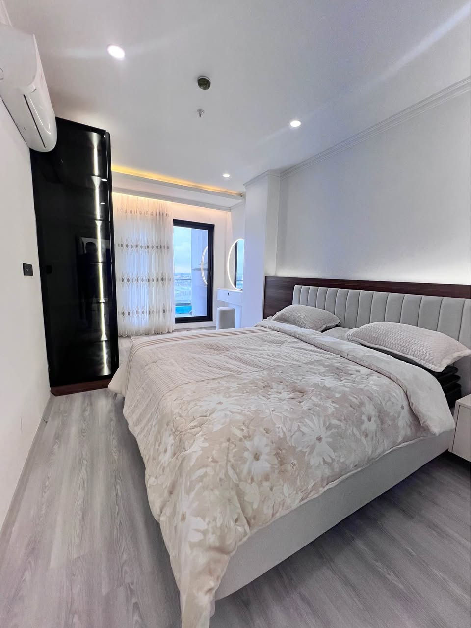 شقة مفروشة VVIP للبيع في زون الذهبي اربيل مشروع واو تاور 
اساس زيرو 
ثلاث غرفه و صالة 
المساحة ١٧٠م 
طابق ٦
٢ حمامات واحد حمام سويت
السعر : 110,000$
——————-
شووقەی ڕاخراوVVIP بۆ فڕۆشتن لە زۆنی زێڕی هەولێر پڕۆژەی واو تاوەر
اساسی سفڕە بەکار نەهاتووە 
لە سێ ژوور نوستن پێك دێ 
ڕووبەری ١٧٠م تابق ٦ 
دوو توالێت و حمامی تێدا یەکیان سویتە
نرخی : 110,000$ 

بۆ زانیاری زیاتر پەیوەندی بەم ژمارەوە بکە :-
0750 374 7727 أربيل, العراق
