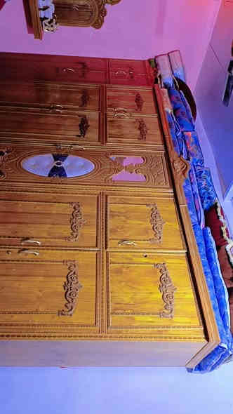 سلام عليكم غرفة اخشاب كاملة ميز تواليت مكسورة جامتة فقط زاوية موجودة كاملة غرفة اخشاب سعرهة700 وبيهة مجال رقمي متواجد نت واتساب رقمي***********
