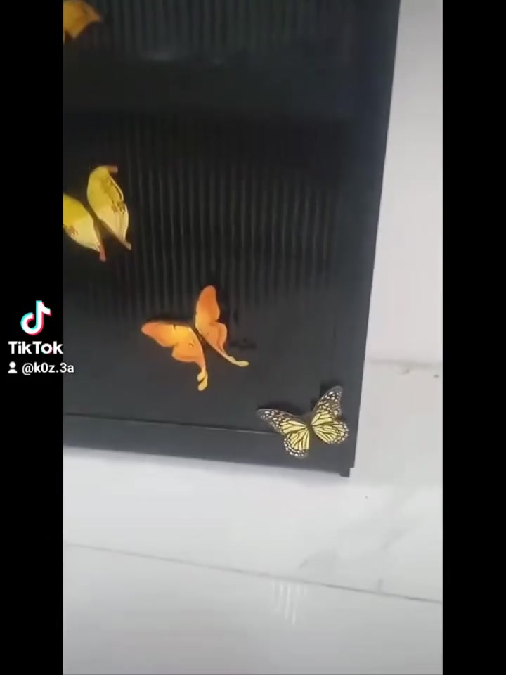 كابينة (كومدي) أسود ملكي 🖤
الباب: جام مضلع يستر الغراض وشكله كلش مودرن.
من جوة: طابقين، تلم كومة غراض (مكياج أو عطور).
الحجم: نازكة وما تاخذ مكان ونظيفة جداً.


**إذا كنت صاحب هذا الإعلان وتريد حذفه لأي سبب، رجاءا أرسل رسالة إلى الدعم الفني**