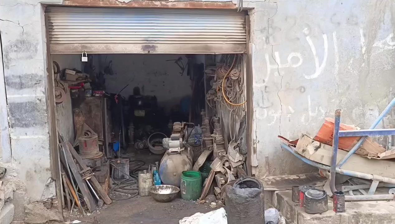 السلام عليكم محلات 2 للبيع المكان حي الصناعي خلف محطة الكهرباء قرب اهل المنشآت الحتركن مساحة الواحد منهم 30 متر سعر 20 سر قفلية وللستفسار اكثر اتصل ***********
