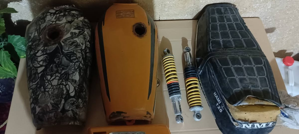 سعر.........
الاوراق 50الف 
الخوذه35الف 
الجنطه10الف
التانكي على 10الف
الدبل 10الف 
الكشن 10الف
.....................
اوراق بارت موديل  21
جنطه لحمل المستمسكات
خوذه اسود طافي مبطنه وتحتوي على فتحتين تهويه ولد خلفي 4درجات مثل ماموضح بالفيد
تانكي نامه اصفر +موشم الموشم مثل ماشوفون كدامكم بي خسفتين وحده من فوك والثانيه صفح 
دبل خلفي نامه للاتصال أو الاستفسار ***********متواجد واتساب
