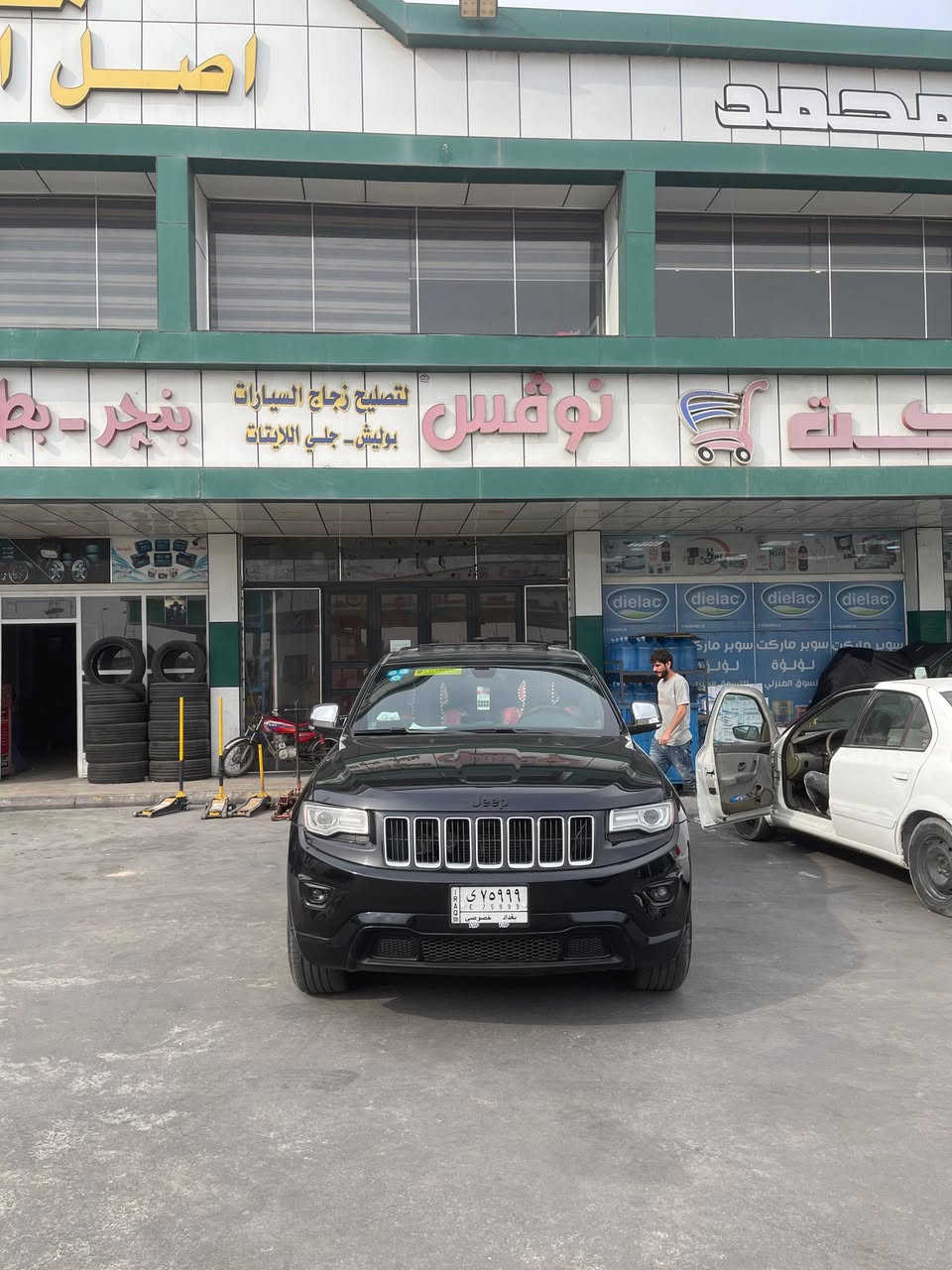 جيب 2015 السياره حلوه داخل احمر توه مبدل تخم تاير وتوه مكمل الحداديه السياره ما ناقصها شي السياره كلش حلوه ورقم مميز بغداد ومكمل الهزه مالتها يعني ماتصرف عليها ربع ولسياره مال جناي مكانها بصره تحويل ثاني ماشيه 140  السياره فول فتحه تشغيل عن بعد صندوك كهرباء 
***********
خابرني وانا بلخدمه 
سعرها 195 وبيها مجال
