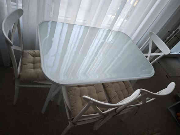 مێزی نان خواردن ٤ نەفەری
مێزەکەی ئاسنە و سەری شوشەیەو زۆر توند و تۆڵە کورسیەکانی پلاستیکە 
مێزەکە نایلۆنی ئەستوری لەسەرە و ٤   
دۆشەکی سەر کورسیەکانیشی لەگەڵە 
 *********** سلێمانی ١٢٥ هەزار
