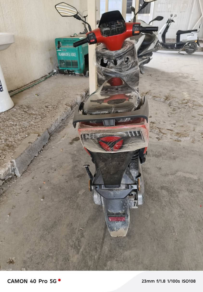 دراجه ياديا ازيكو للبيع دراجه فول
بطارية 38امبير 72فولت 
ملف. 2400....3000
دراجه مفولة أمانة الله بس متوازي على فلوس أريد تبيعه
لحد يعامل سعر 950 الشراي

***********
***********
