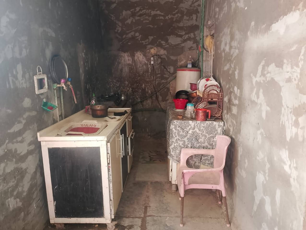 بيت تجاوز للبيع بشارع سالم الصالة سكف سندويج غرف ثنين كبار وصحيات ومطبخ ومخازن ثنين صغار المساحة 100 متر لسعر 5 وذا تريد اراسلك اكتب تعال خاص اني اراسلك وهاذة رقمي وبي وتساب ***********
