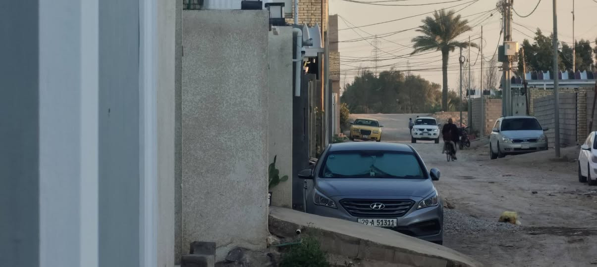 سلام عليكم دار للبيع حي الحكيم نزلة علاء قريب نزله رئيسيه بناء حديث مساحه 200 متر طابوق يتكون من غرفتين نوم مطبخ صاله استقبال قرب الكورنيش طابو زراعي سنه 25 السعر المطلوب 92 وبيها مجال للشراي للاستفسار مراجعه مكتب دلاليه حسن البيضاني ***********
