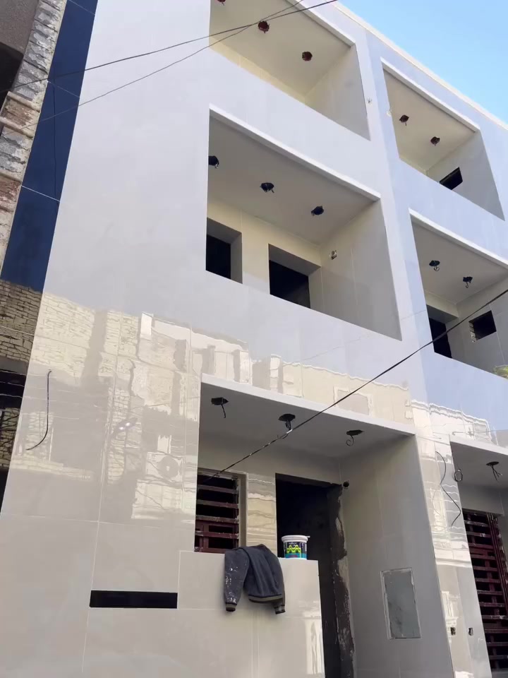 السلام عليكم مشتملات للبيع عدد 2 المساحه 50 م الشعب مقابل محطة وقود سما بغداد قريب على شارع العام الأستفسار ***********
