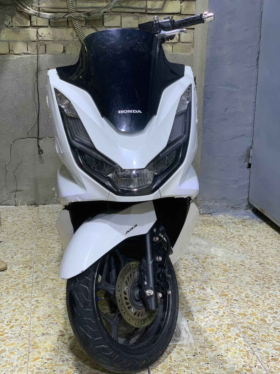 سلام عليكم PCX جيل رابع وراد كوري لون ابيض صدفي 

دراجه جديده كلش محرك بل كارتون 

مكفوله كفاله عامة دراجه جيب فيتر وفحص 
كهربائيات كلها شغاله 

حساس ستان حساس زدحام 
نضام  ABS  و نضام T 

دراجه نصبتها تخبل وما متعوبه 
مكاني بغداد شراي يتصل ويدلل 
***********
