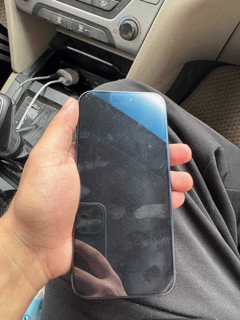 السلام عليكم
ايفون 17 pro max للبيع 
نظافة 100 
بطارية 100 
عدد مرات الشحن 78 
الجهاز esim  شريحة الكترونية 
كامل ملحقات موجوده شاحنة وكارتونه وكفر 
وبي لزكة حماية للشاشه وللكامره 
مكاني بغداد الدورة 
السعر مليون و 825 الف 
للتواصل 
خاص او على الرقم 
*********** 
واتس متواجد ايضاً
