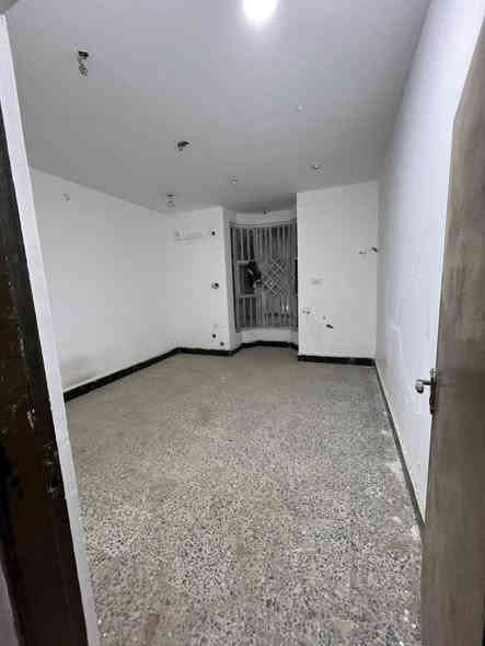 بيت للايجار حيّ الاصدقاء قرب تقاطع العسكري
طابقين بمساحة 200م
يحتوي الطابق الارضي ع غرفتين وصالة ومطبخ واستقبال وكراج وصحيات 
الطابق الثاني يحتوي ع غرفتين وصالة وصحيات سعر الايجار 900الف قفل الاستفسار ***********
