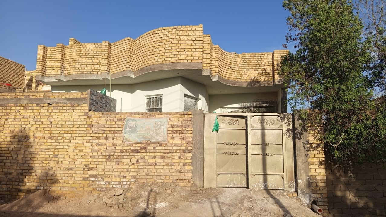 سلام عليكم بيت البيع 
المساحه 200متر
الموقع. حي الجوادين قرب المدرسه الصيني 
يتكون من اربع غرفه +استقبال ضيف+صاله كبير +صحيات داخلي وخارجي 
كامل مكمل عوزه كهربائية فقط
الاستفسار ***********
