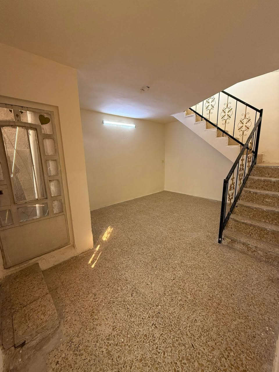 السلام عليكم
مشتمل للأيجار في منطقة الامين نواب الضباط
طابق ثاني مكون من صالة ومطبخ وغرفة نوم وحمام وسطح
للأستفسار الاتصال على هذا الرقم
***********
