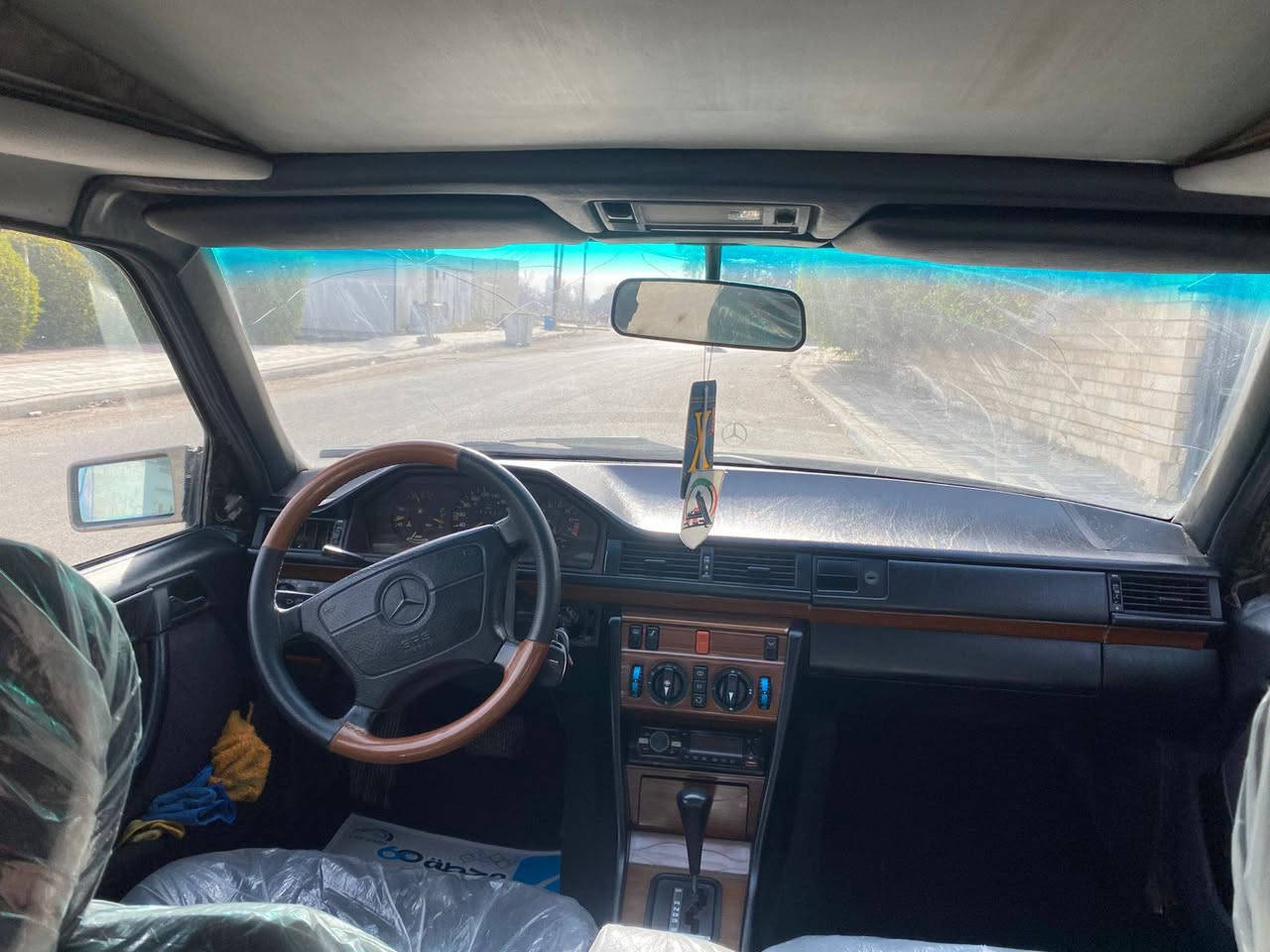 السلام عليكم 
مكلف بلنشر رقم صاحب السيارة*********** مصطفى 
للبيع مارسيدس دب موديل 89 السيارة مصبوغة عام للجمالية كير محرك بلاد تبريد شغال مكينه 300 حدادية 70% قواعد دبل بلاد بيها نواقص قليلة السعر70 وبيها مجال شرط التحويل
