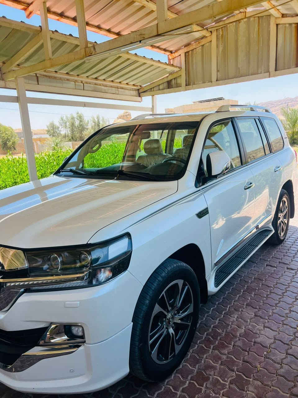 لاندكروز 2017 فول بريم
كلين من الدعاميه للدعاميه 

ماشي 120 

سياره نضيفه حيل 
***********

46,500 دولار 
السعر 465 ورقه
