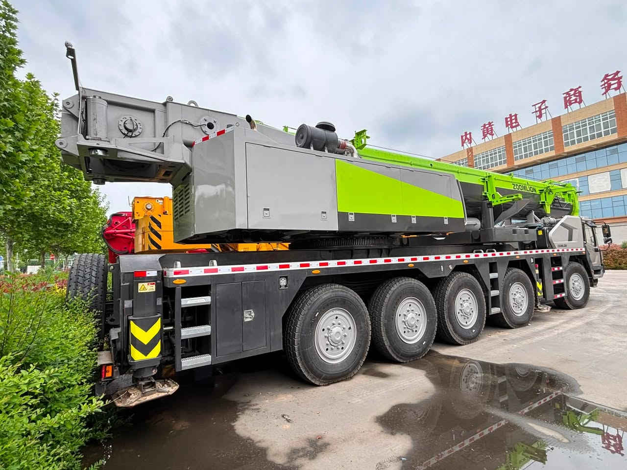 ZOOMLION ZAT1300V7 CRANE
出售2021年12月中联重科ZAT1300V7起重机，主臂73.5米，副臂2节，配重53吨，2个潍柴发动机，自动挡变速箱。5轴底盘，配385/95R25轮胎。联系电话/微信：+86 13526170326（杨）
WhatsApp:+86 ￼⁨135 2617 0326⁩

For sale: Zoomlion ZAT1300V7 all-terrain crane. Main boom length: 73.5 meters, counterweight: 53 tons, 
2 engines, automatic transmission. 
Contact number: +86 13526170326
WhatsApp:+86 13526170326
#Crane #ZOOMLION


**إذا كنت صاحب هذا الإعلان وتريد حذفه لأي سبب، رجاءا أرسل رسالة إلى الدعم الفني**