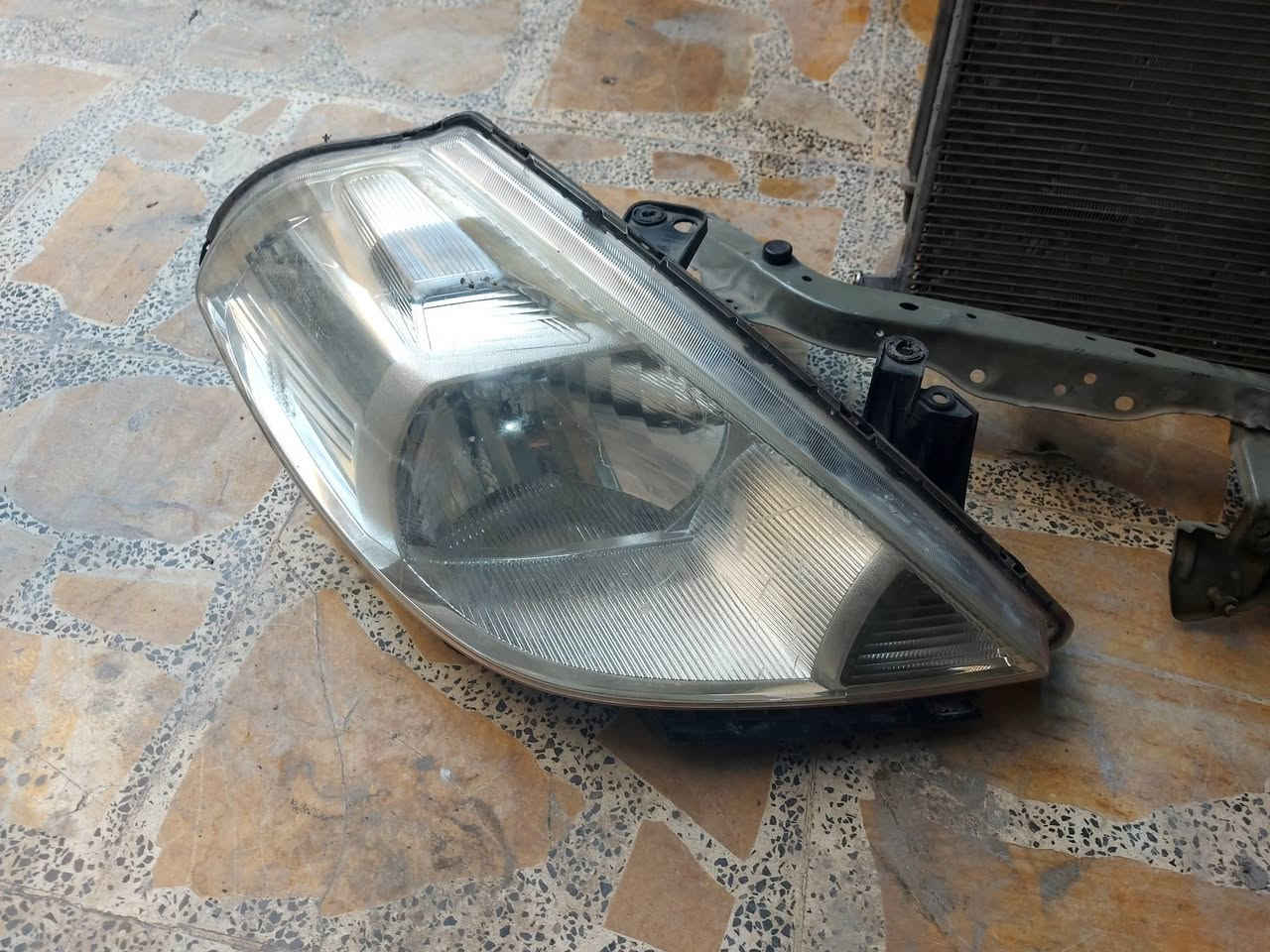 غراض نيسان تيدا راديترات وقاعده هي مسجله وبدنه وزوج مازدات للبيع  ***********
