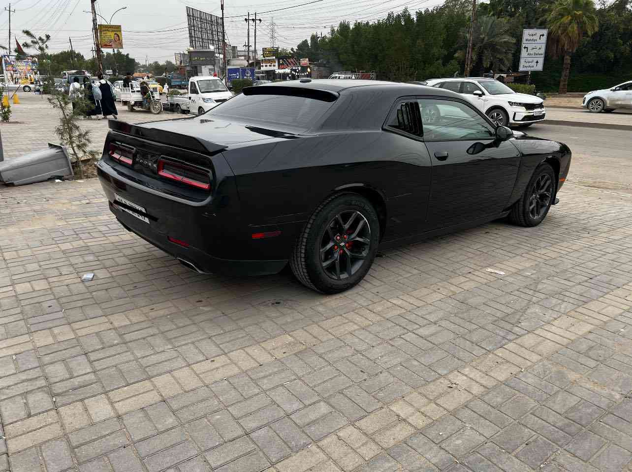 جالنجر 2018 SXT
حادث بسيط جاملغ ايسر وخشم البنيد 
صبغ 3 قطع 
شاشة وسط 
كشنات جلد 
داخل احمر 
مكينة كير مكفولات 
السيارة حلوة 
بيه مكانات بارد 
سعر مناسب 155 وبيها مجال
***********
