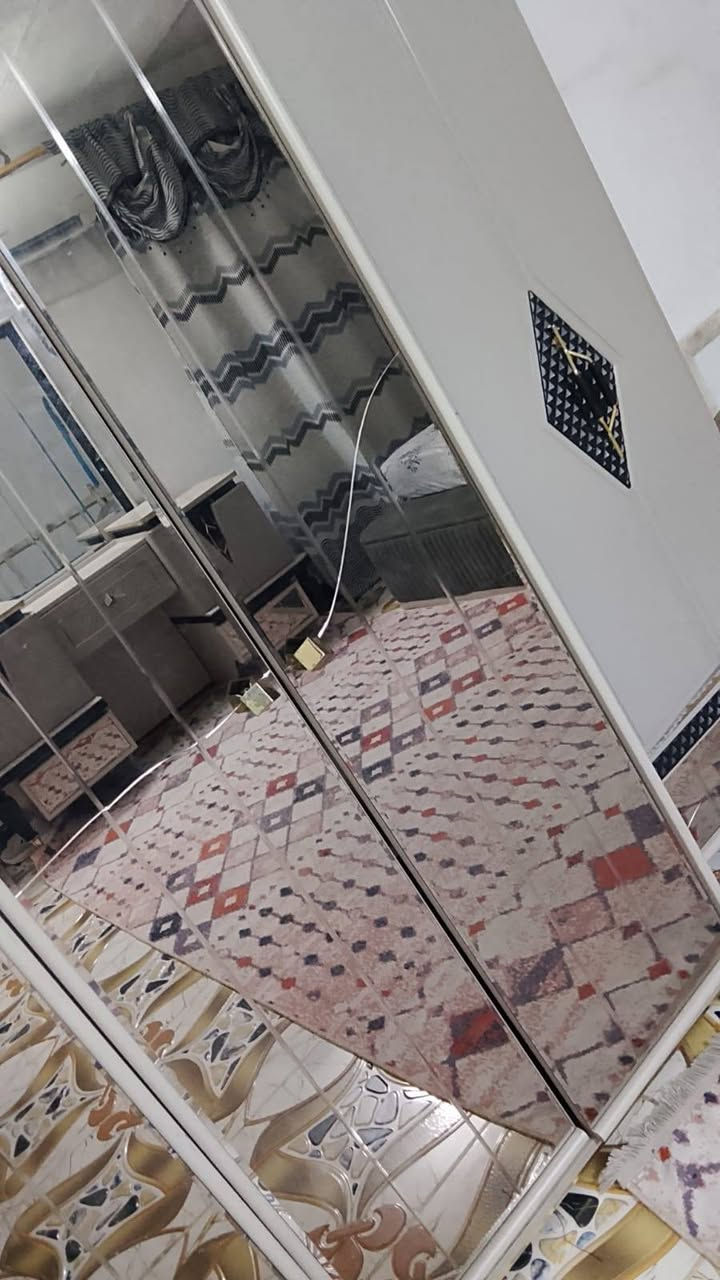 بيع غرفة خشب ماليزي سعر ٣٠٠ قفل وبيها اضرار بسيطه عنوان حي لحكيم تواصل خاص او واتساب ***********
